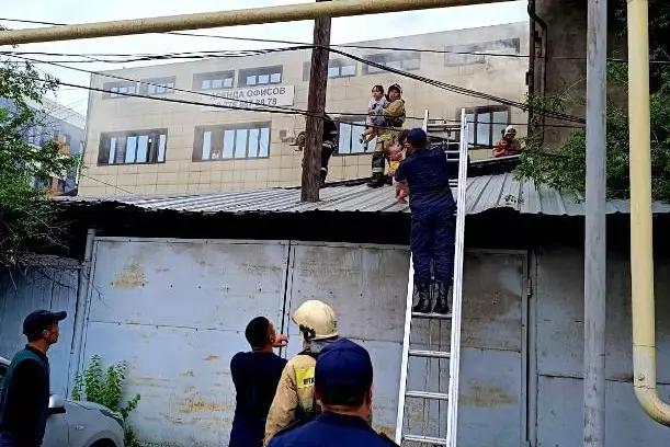 12 человек спасли из горящего дома в Алматы
