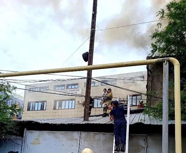 12 человек спасли из горящего двухэтажного дома в Алматы