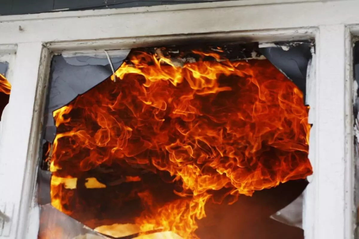 12 человек спасли пожарные из горящего дома в Алматы (ВИДЕО)