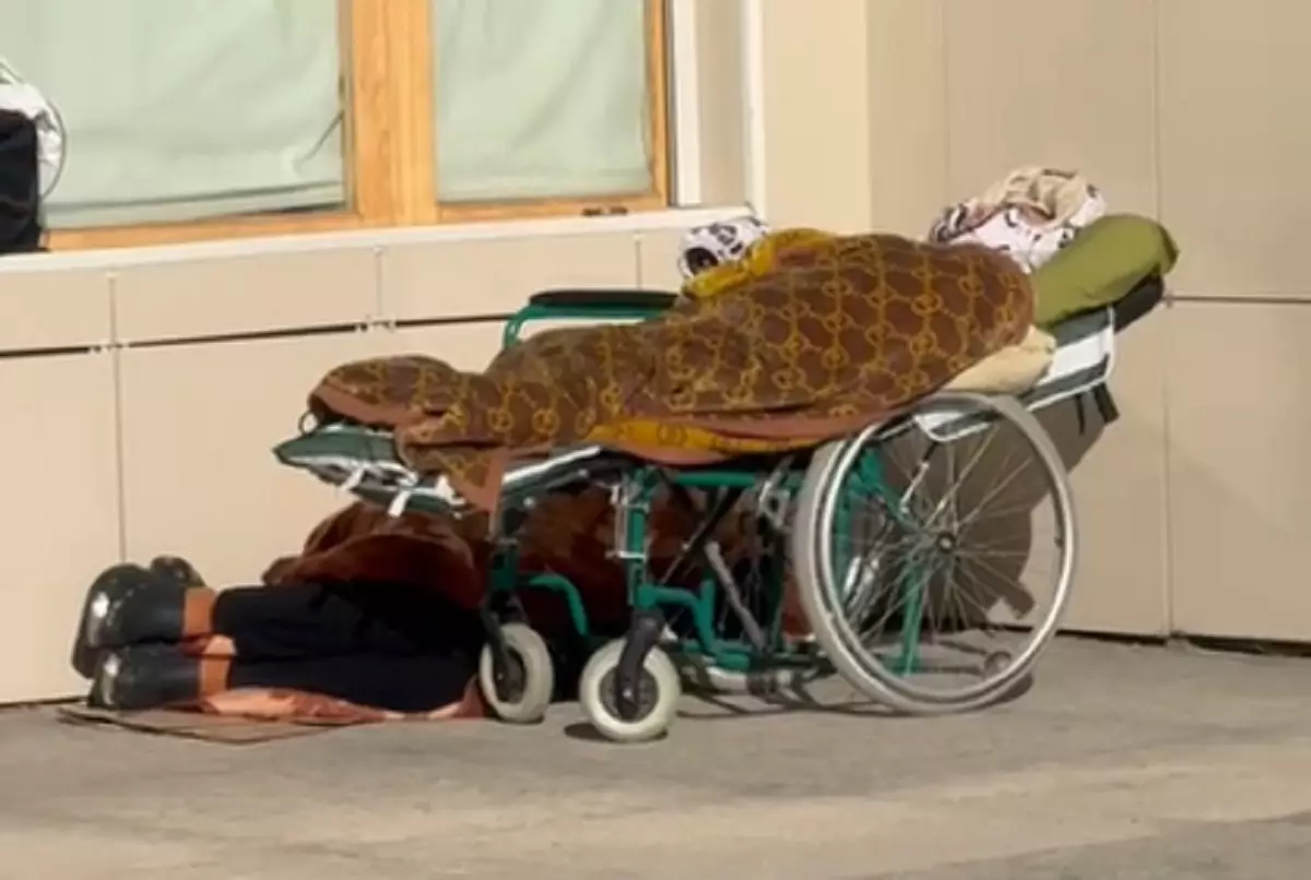 Женщина с сыном-инвалидом ночевала у дверей акимата Мангистауской области