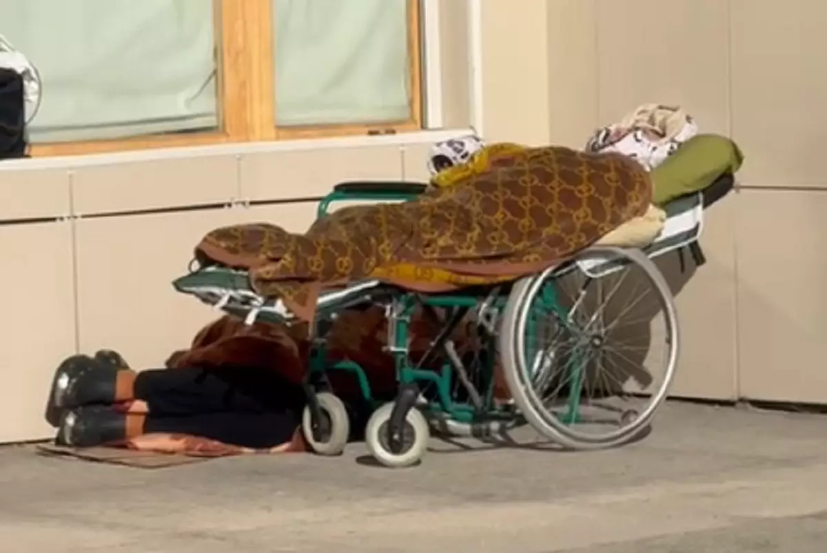 Женщина с сыном-инвалидом ночевала у дверей акимата в Актау