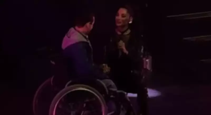 В Алматы Николь Шерзингер позвала на сцену мужчину на инвалидной коляске