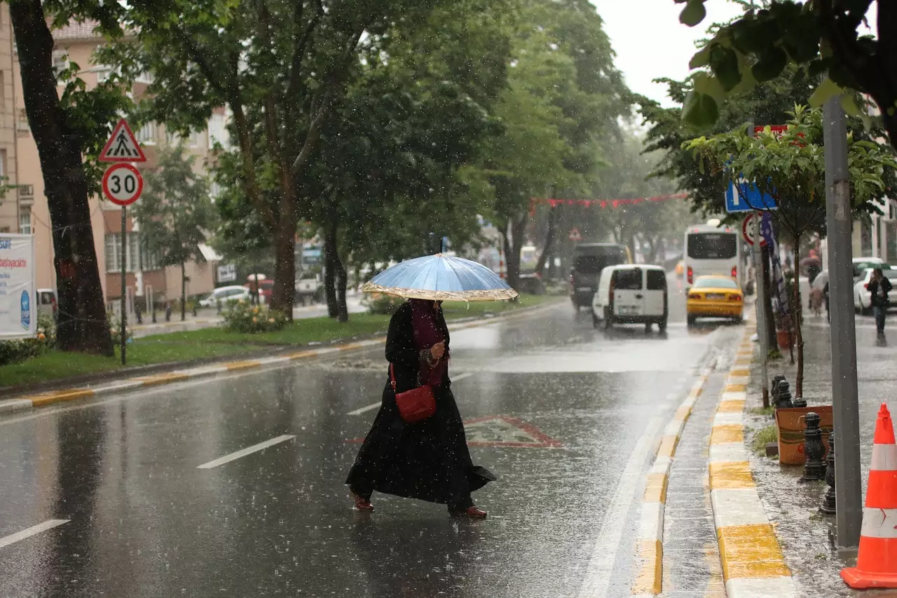 Дожди с грозами ожидаются в пятницу на большей части территории Казахстана