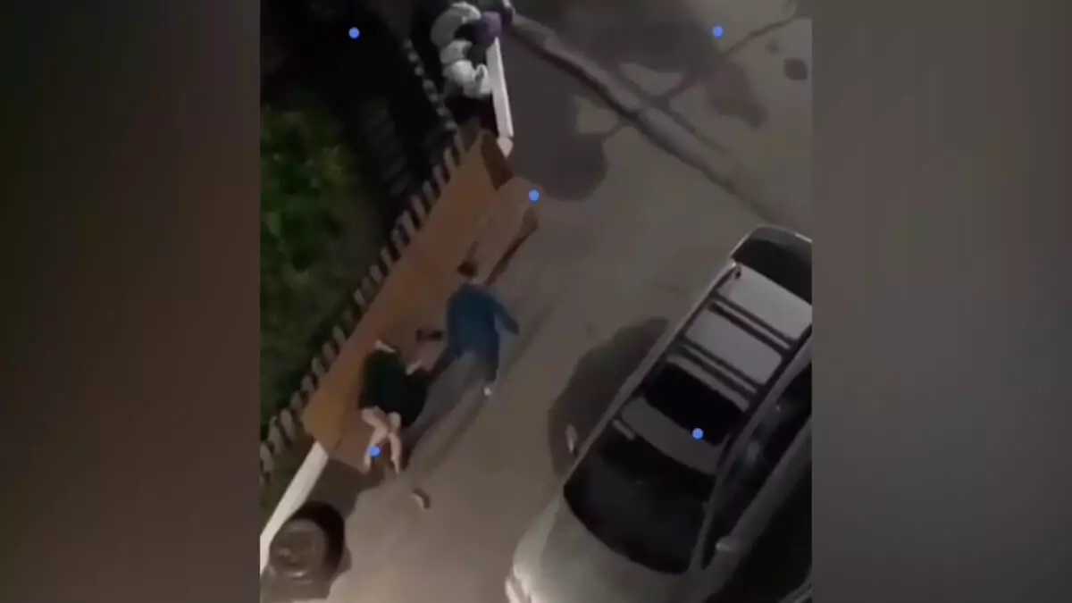 Мужчина избил жену во дворе дома из-за потерянного ключа в Павлодаре