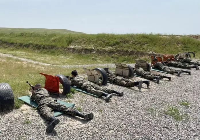 Гвардейцы южного региона в Шымкенте показали мастерство в стрельбе из боевого оружия
