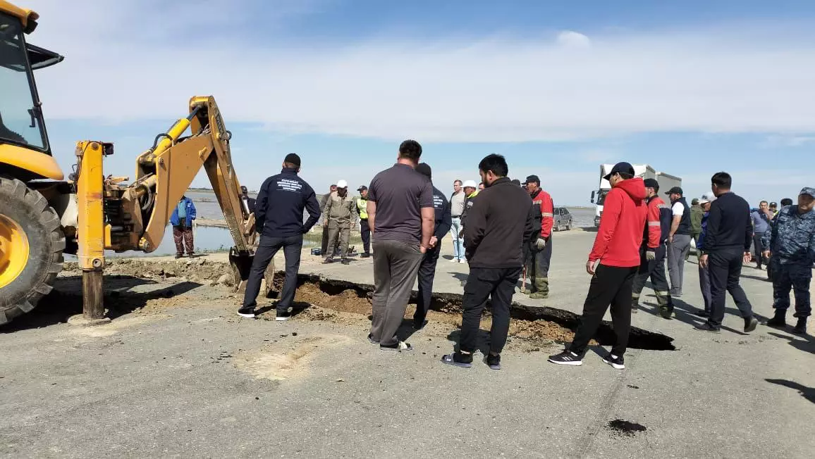 Движение на трассе Атырау-Индер перекрыли после появления видео с падением авто в яму