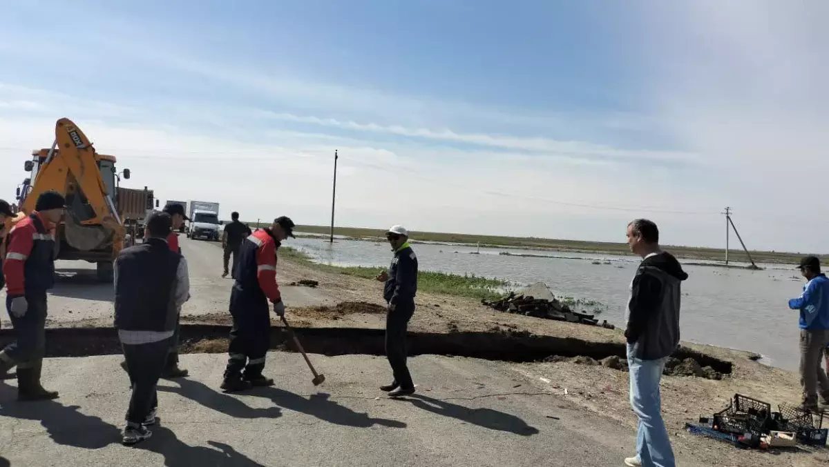 Участок трассы обрушился возле газопровода в Атырау