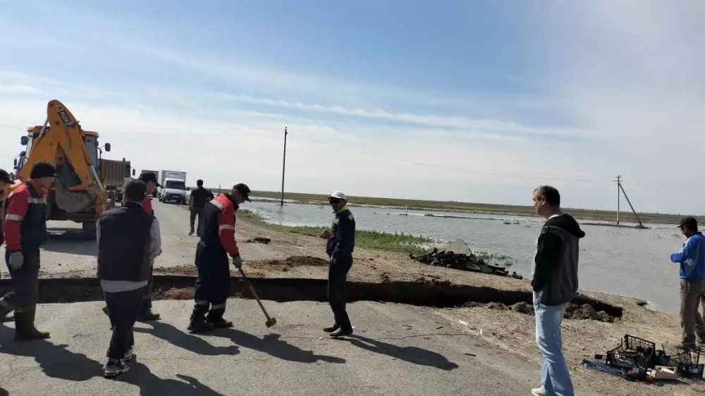 Грузовик провалился в огромную яму на трассе в Атырауской области. Движение перекрыто