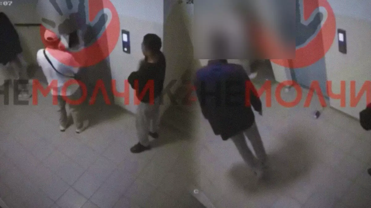 Один бьет, двое смотрят: мужчина жестоко избил женщину у лифта в Алматы (ВИДЕО)