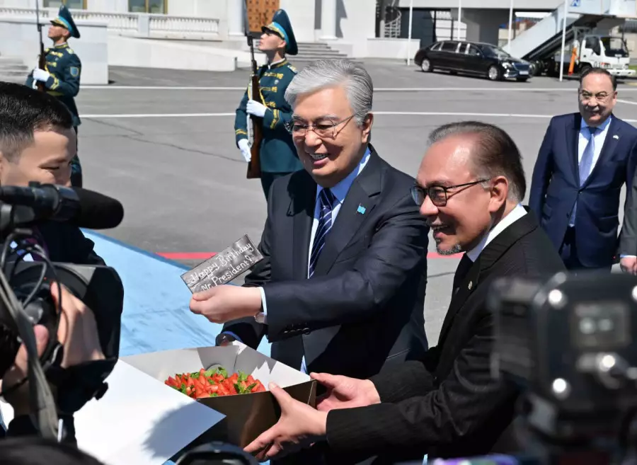 Малайзия премьер-министрі Тоқаевқа туған күніне шағын сыйлық жасады