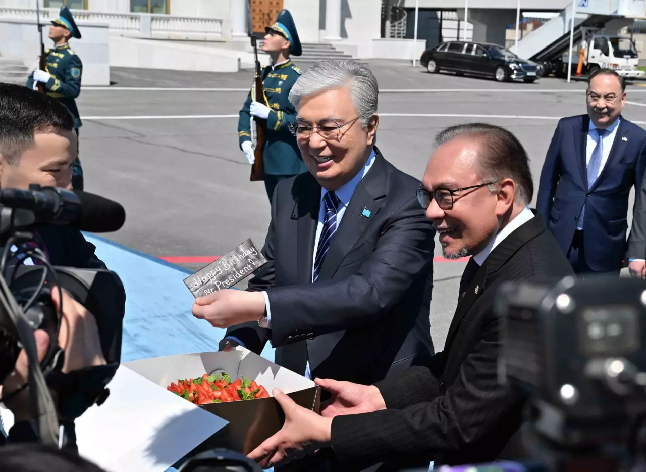 Премьер-министр Малайзии подарил Токаеву торт в честь его дня рождения