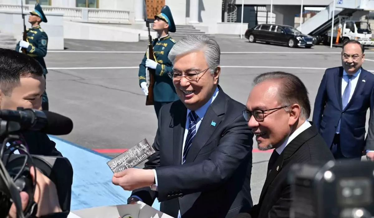 Премьер-министр Малайзии подарил Токаеву торт (ФОТО, ВИДЕО)