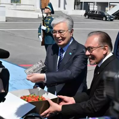 Премьер-министр Малайзии на прощание подарил Токаеву праздничный торт
