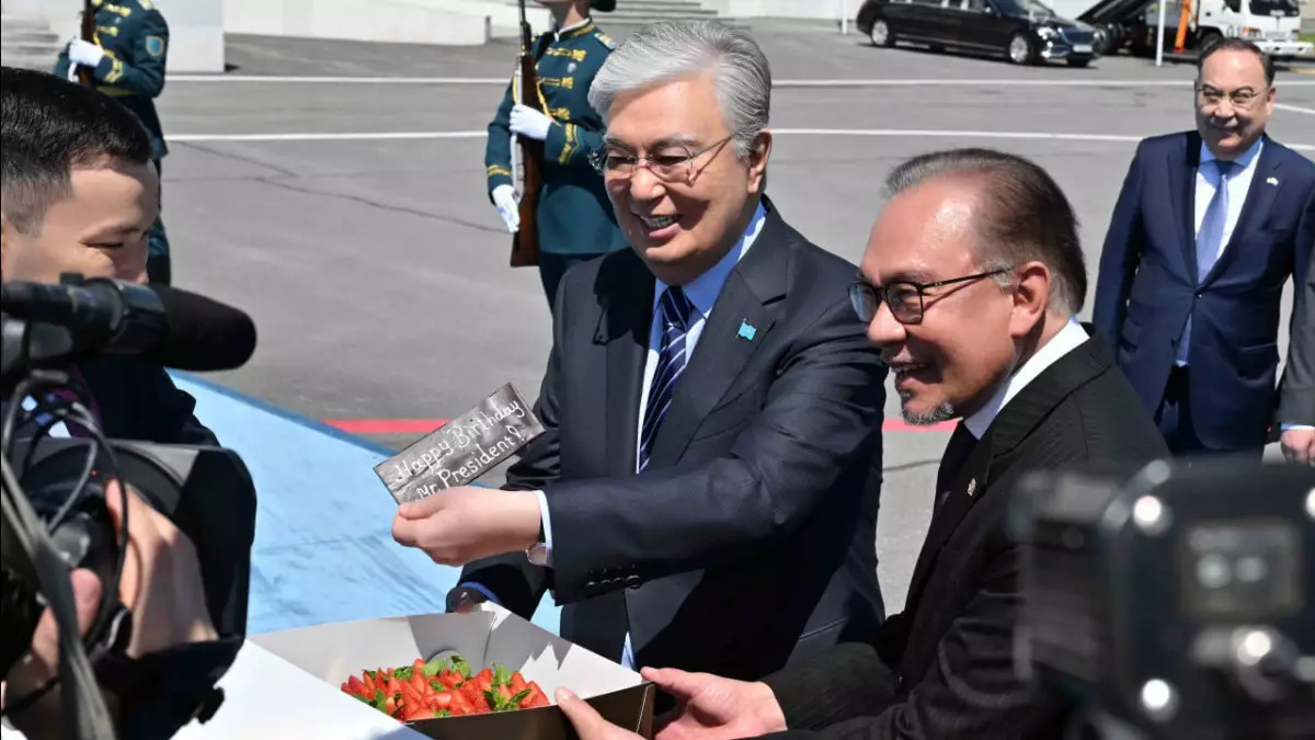 Қасым-Жомарт Тоқаевқа Малайзия премьер-министрі торт сыйлады