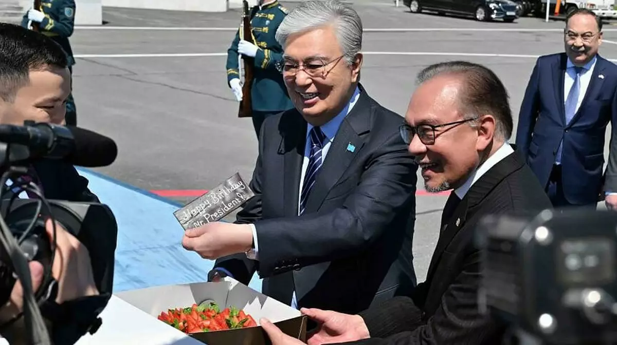 Премьер-министр Малайзии подарил Токаеву торт в честь дня рождения
