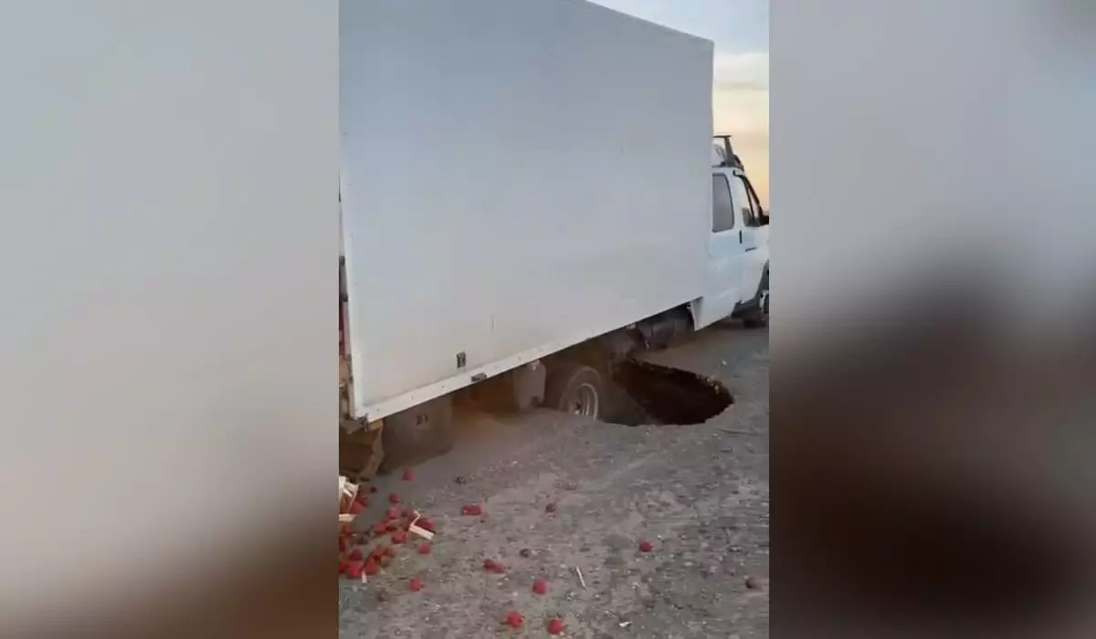Дорога провалилась под грузовиком и легковушкой в Атырауской области (ВИДЕО)