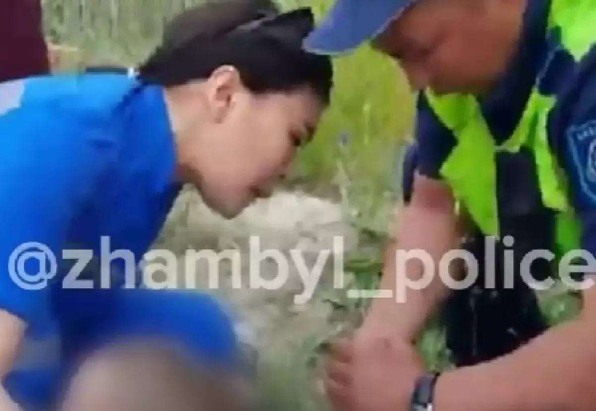 Полицейский из Тараза 10 минут откачивал ребенка, нахлебавшегося воды из канала