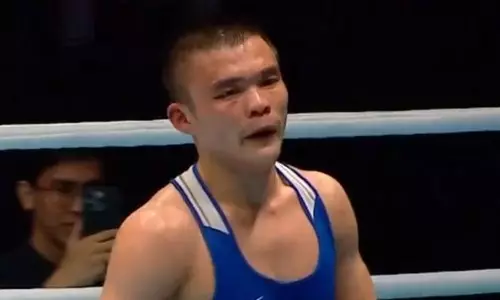 Казахстанский боксер совершил крутой камбэк в полуфинальном бою с тремя нокдаунами