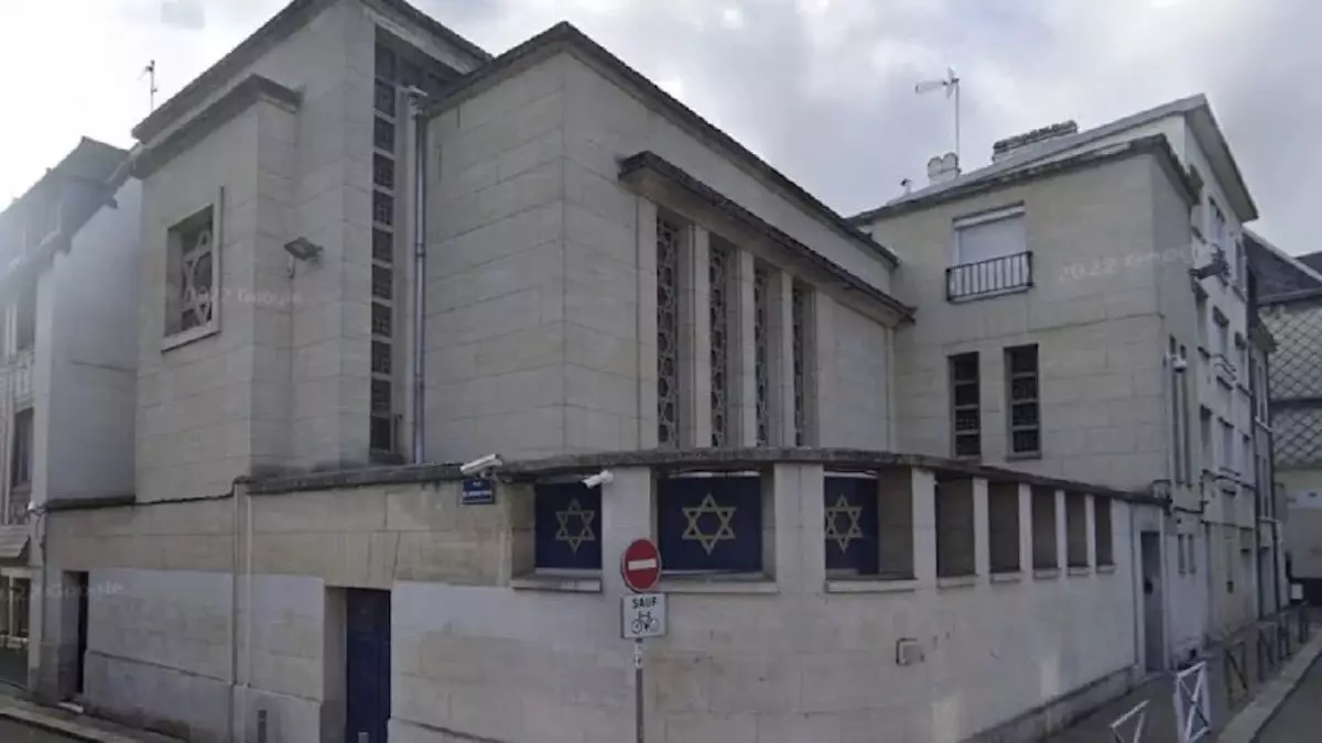 Францияда синагогаға от қойған адамды полиция атып өлтірді