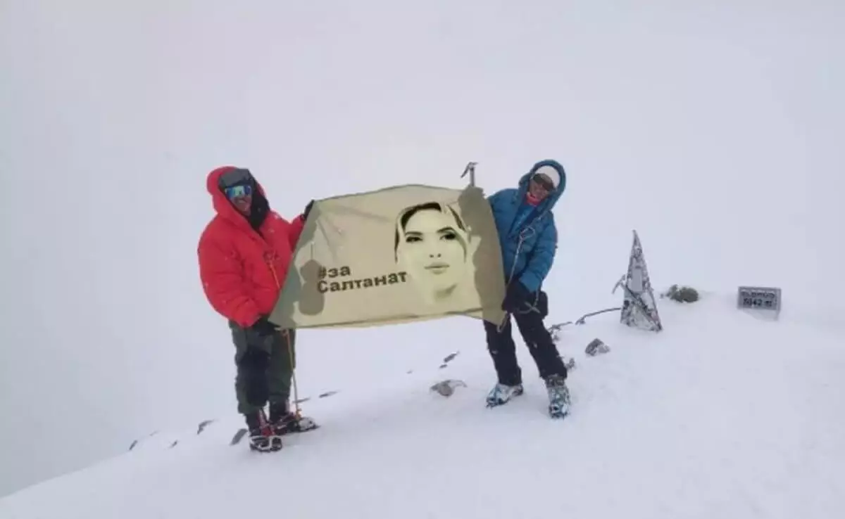 Альпинистка посвятила свое восхождение на Эльбрус в память Салтанат Нукеновой