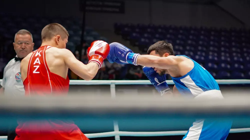 Сенсацией закончился кровавый бой казахстанца с чемпионом из Узбекистана