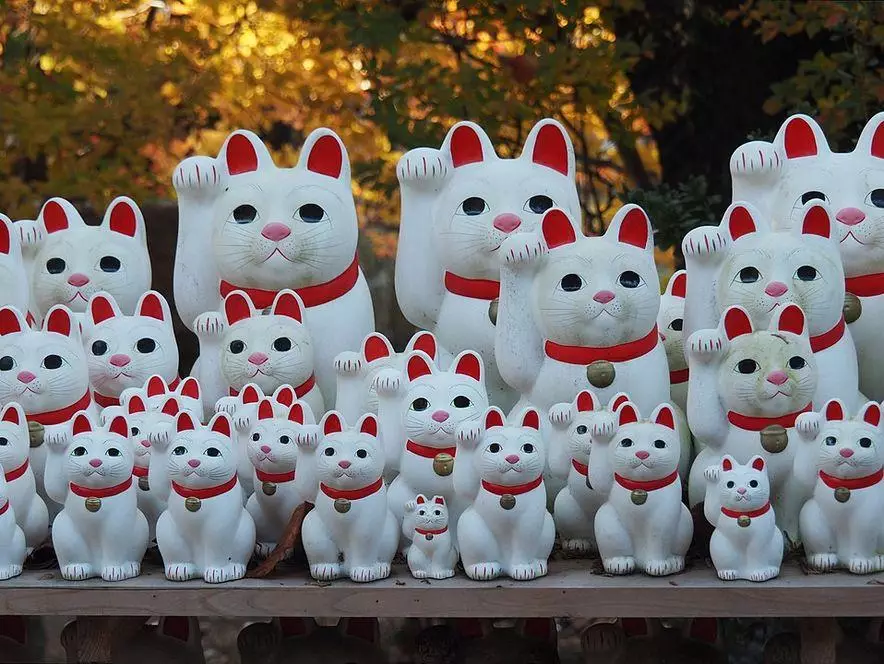 Японский храм манящих кошек манэки-нэко просит туристов ничего не писать на купленных фигурках