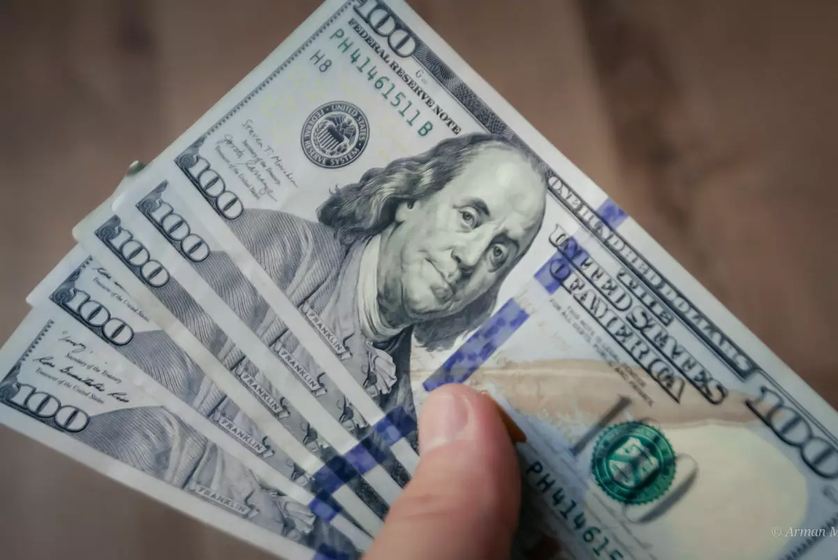 Курс доллара вырос перед выходными в Казахстане
