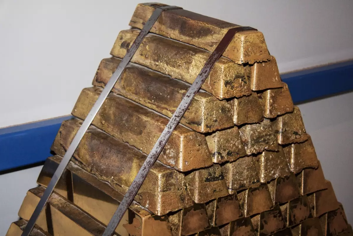 На новой золотоизвлекательной фабрике в Улытау выпустили первые слитки сплава Доре