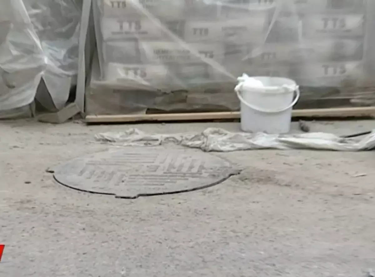 Два сантехника погибли во время очистки канализации на рынке в Алматы