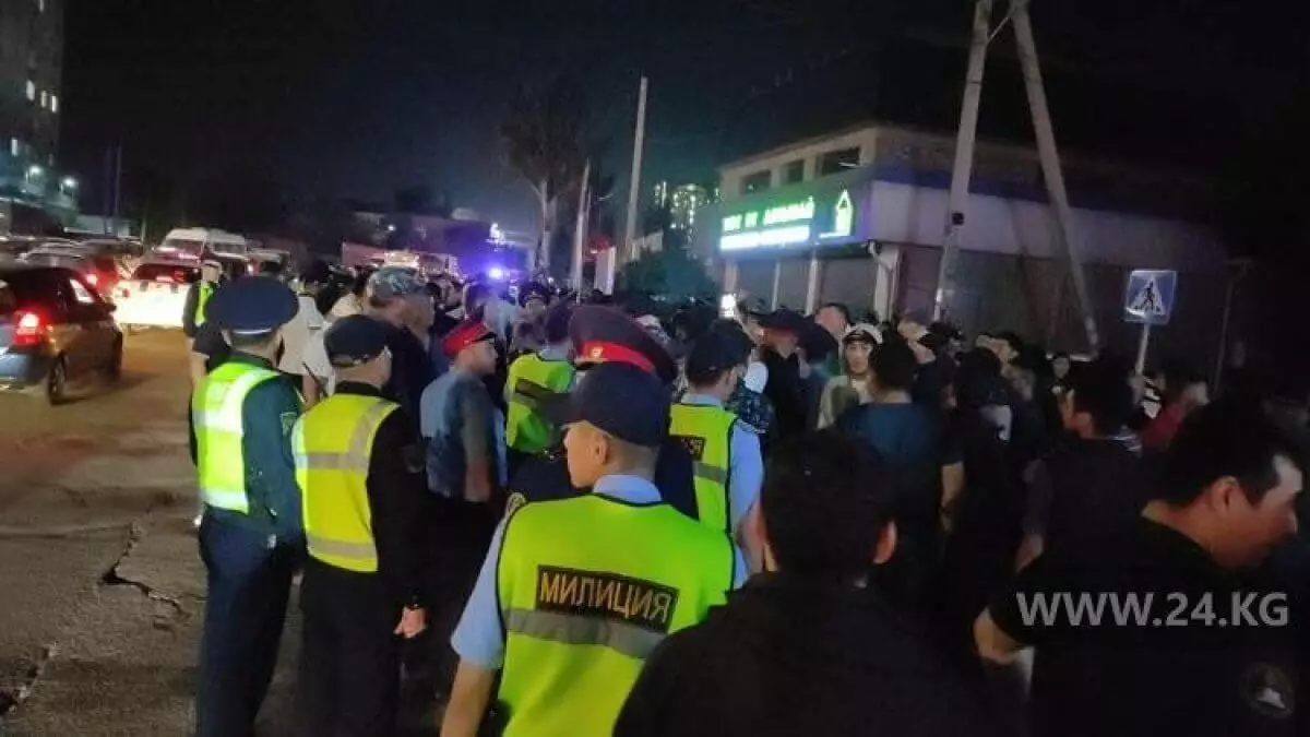 Массовые беспорядки в Бишкеке: полицейские показали видео с извинениями иностранцев