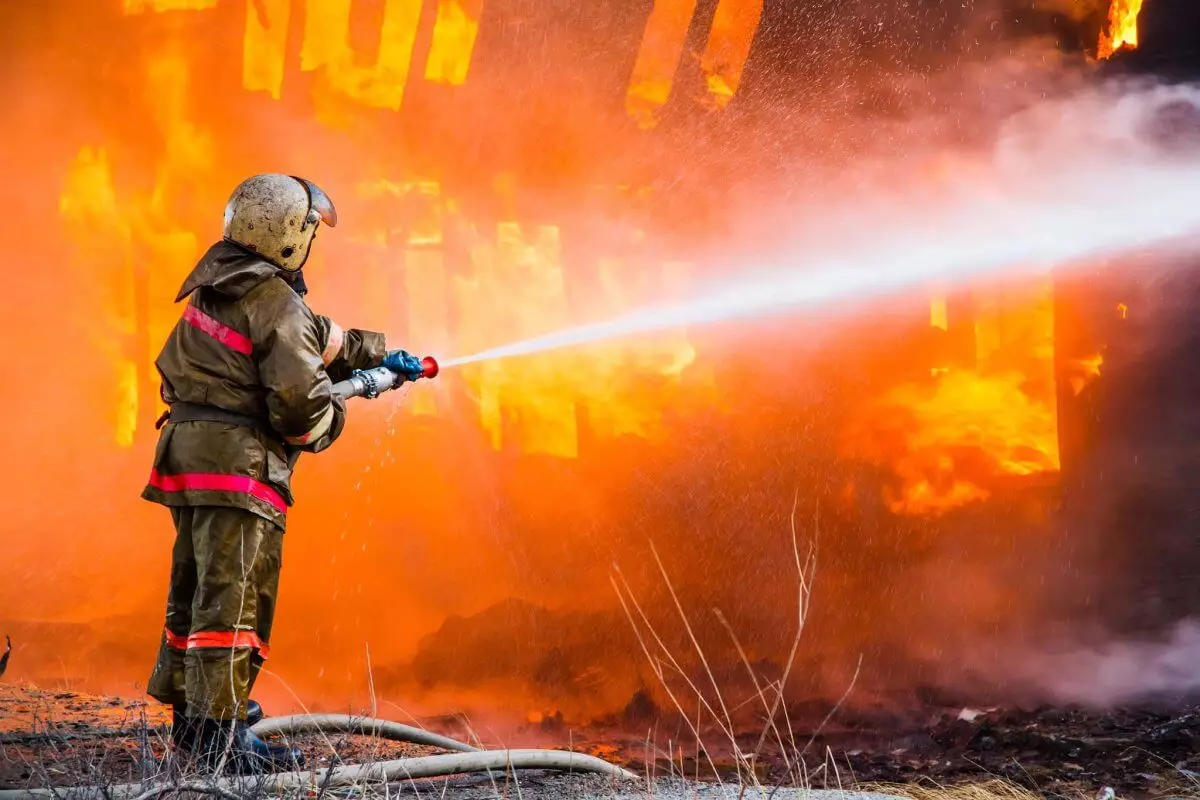 Тела двух пенсионеров нашли на месте крупного пожара в Актюбинской области
