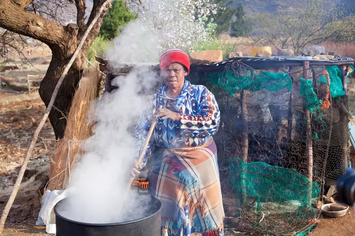 Дым очага: почему африканки должны готовить на современных плитах