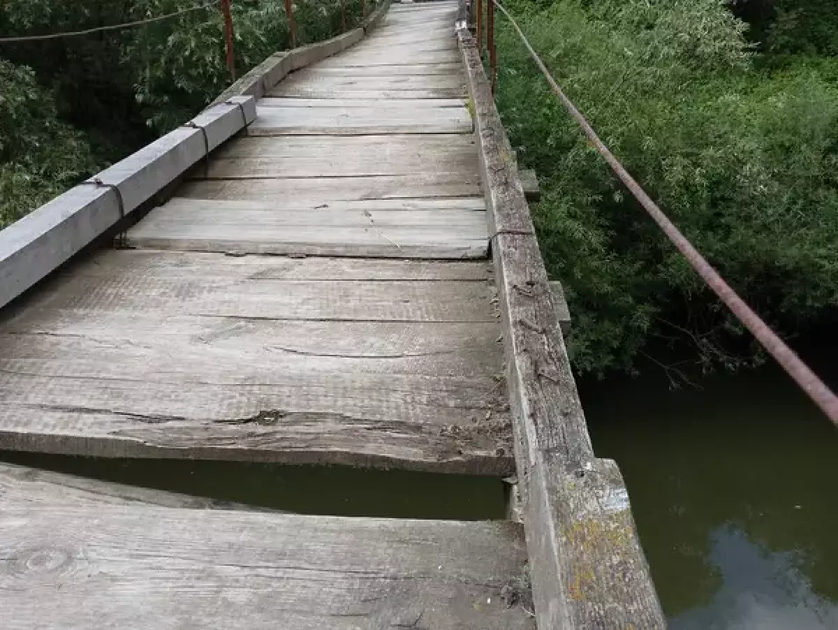 86-летний туристический мост обрушился в ВКО