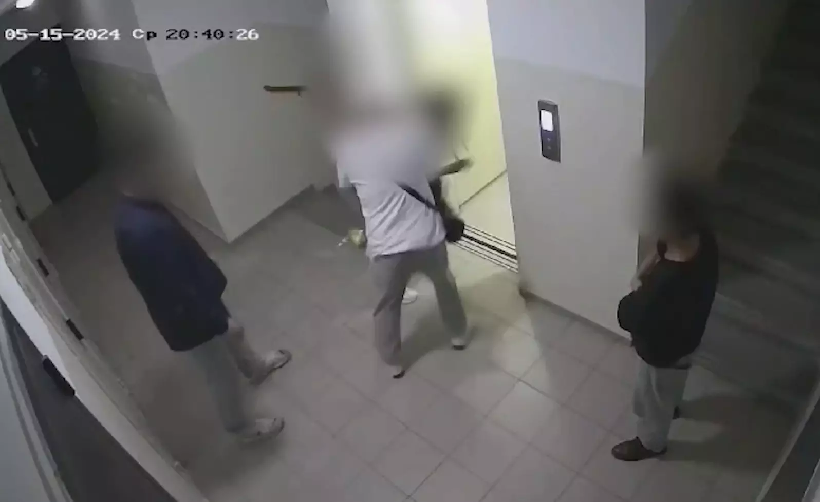 Против избивавшего женщину у лифта в Алматы возбудили уголовное дело