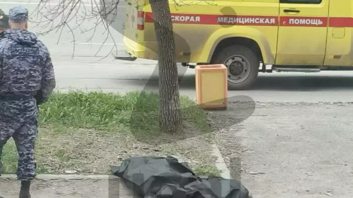 Мужчина на глазах у прохожих зарезал девушку посреди Екатеринбурга. ВИДЕО