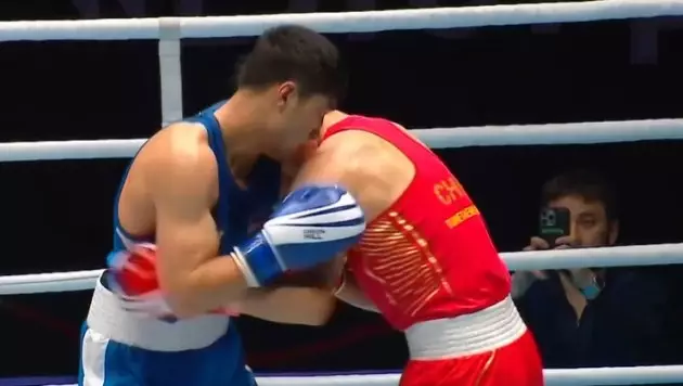 Казахский боксер из Китая завоевал золото в дуэли с Узбекистаном