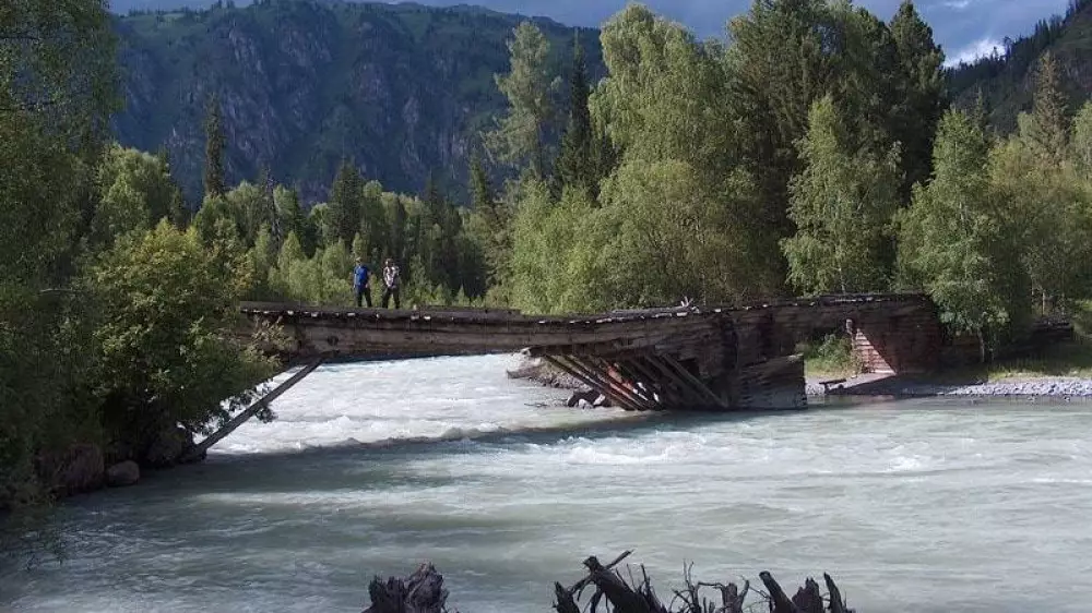Старинный мост обрушился в Восточном Казахстане