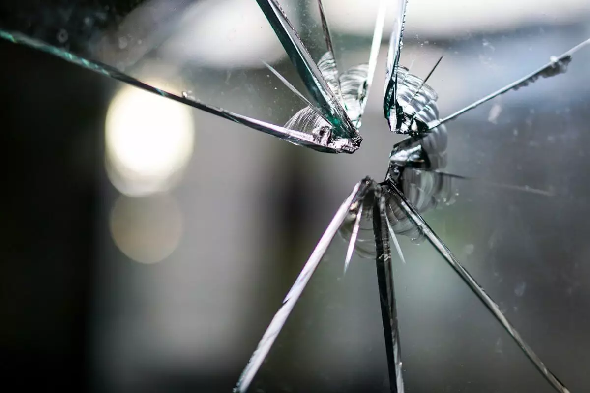 Пьяный астанчанин разбил кирпичом стекло служебной машины прямо у медвытрезвителя
