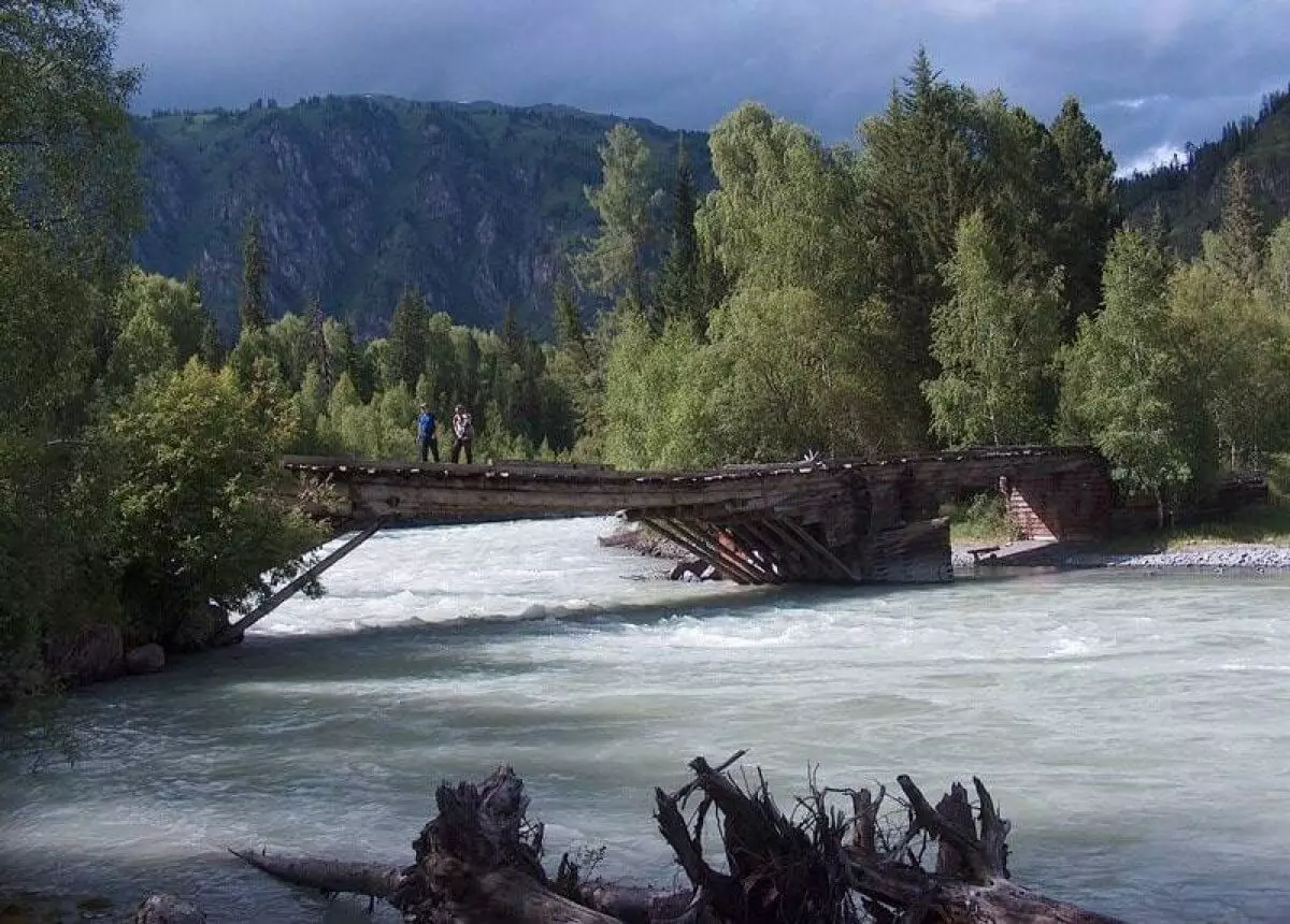 Старинный мост обрушился в популярной туристической зоне ВКО