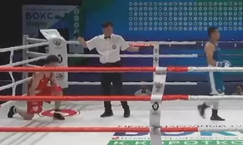 Казахский боксер нокаутом принес «золото» Узбекистану. Видео