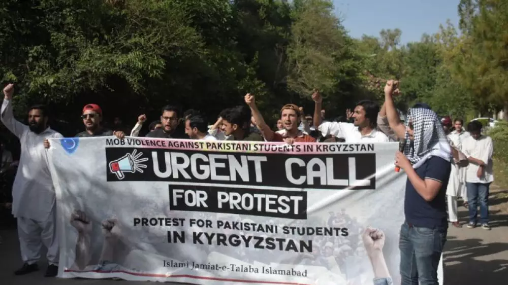 У здания посольства Кыргызстана в Пакистане вспыхнули протесты