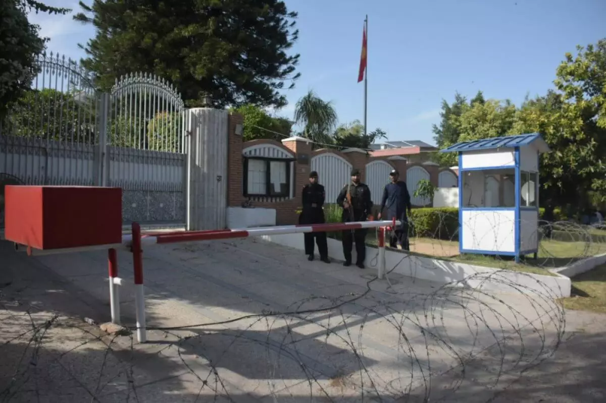 У здания посольства Кыргызстана в Исламабаде прошли протесты