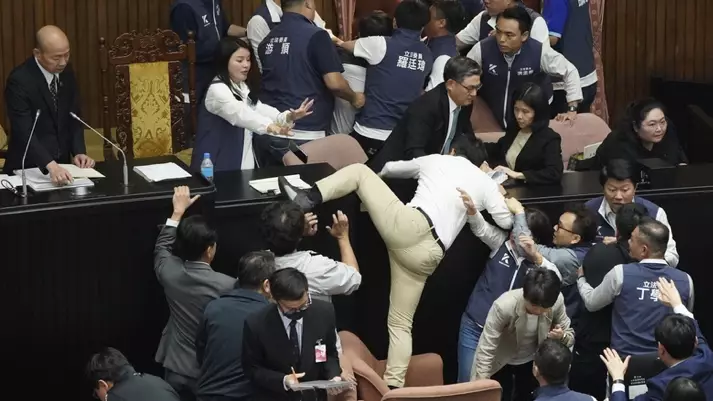 Массовой дракой обернулось заседание Парламента