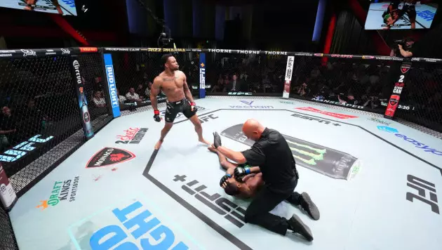 Быстрым нокаутом завершился бой экс-соперника Рахмонова в UFC
