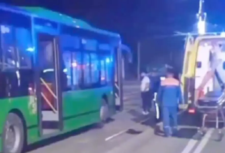 Водитель автобуса погиб в результате наезда на столб в Павлодаре