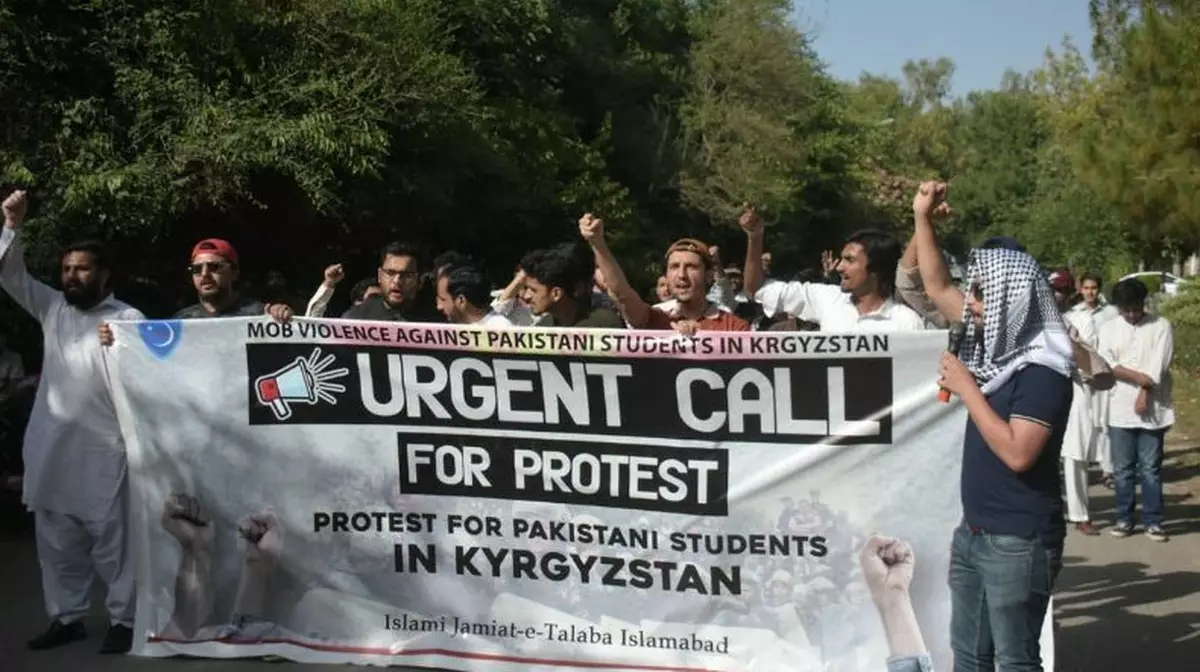 Пакистанцы устроили акцию протеста у посольства Кыргызстана