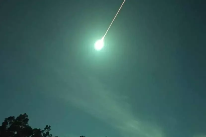 Жители Португалии сняли на видео большой синий метеорит