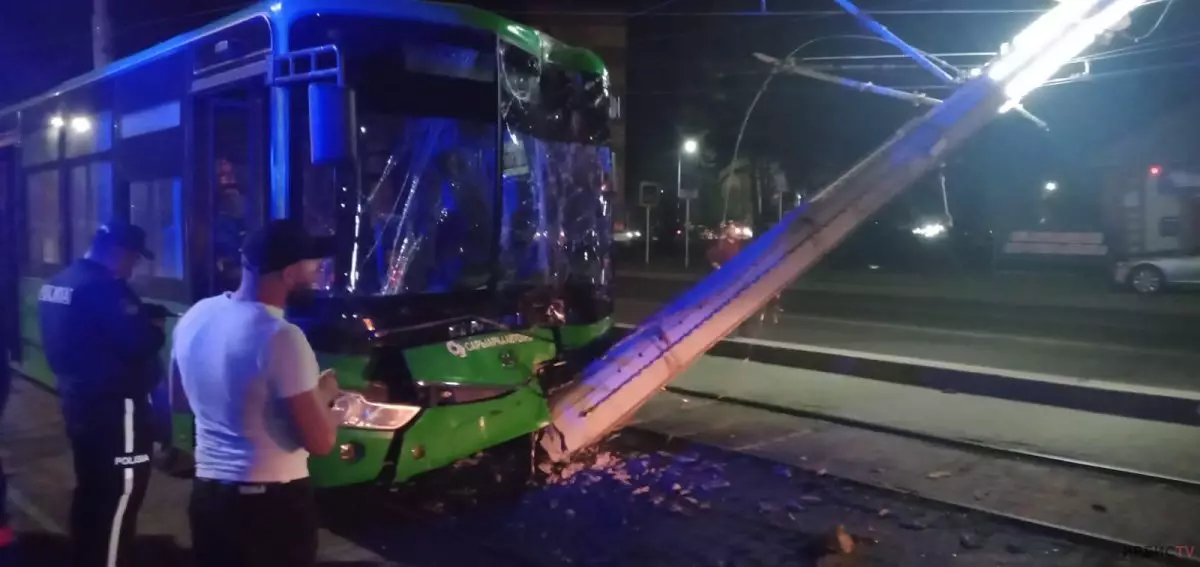 Водитель автобуса погиб после наезда на столб в Павлодаре