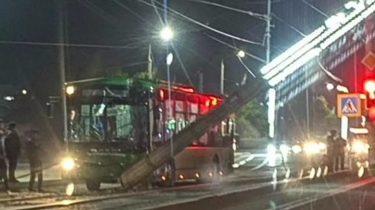Водитель автобуса погиб после столкновения с трамвайным столбом в Павлодаре