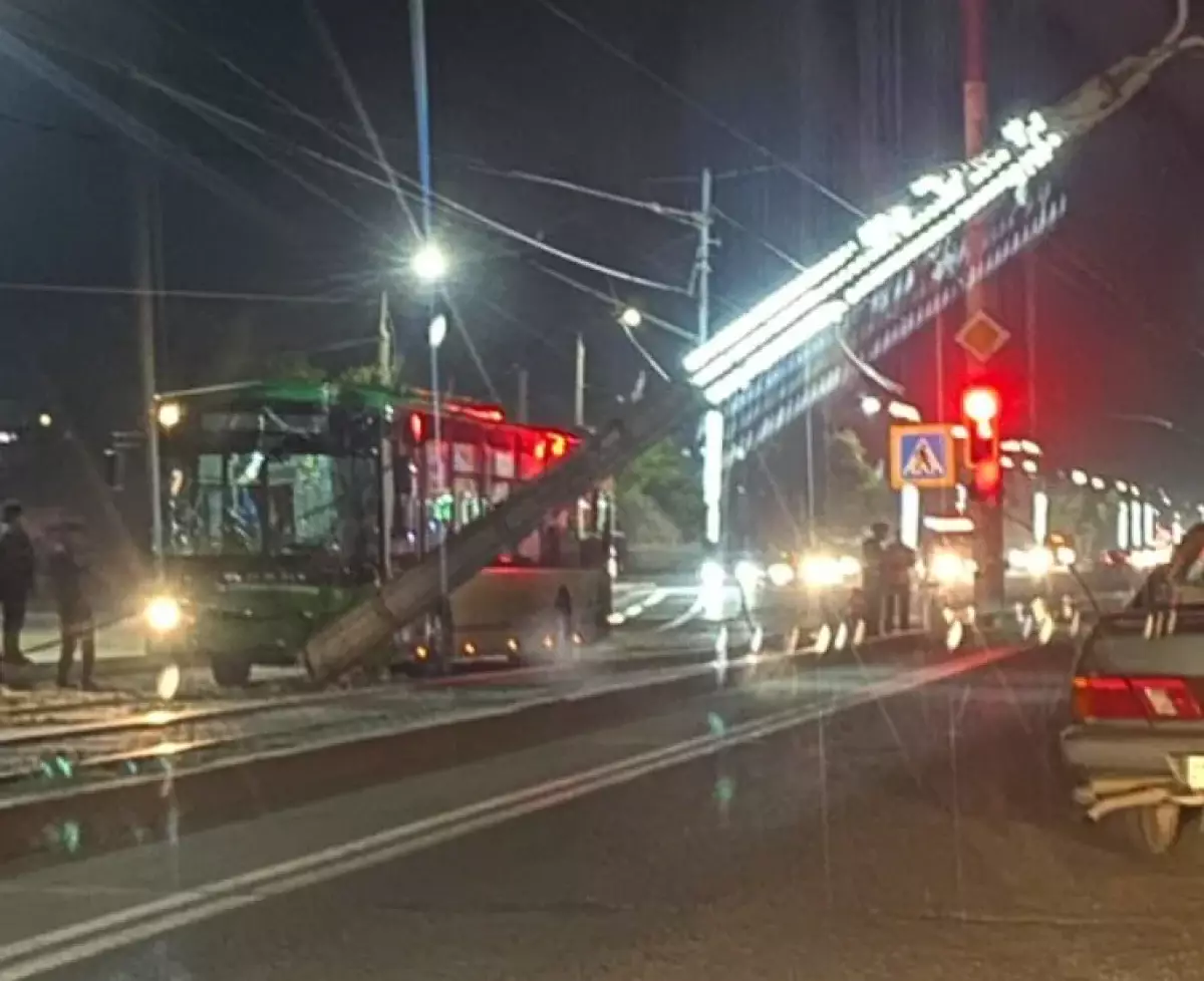 В Павлодаре автобус влетел в трамвайный столб, водитель скончался